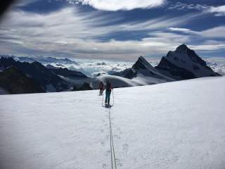 Seilschaft von Bergsteigenden auf Gletscher