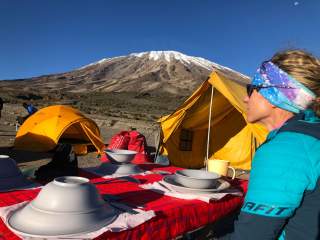 Frau in Basecamp am Kilimandscharo