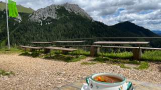 Suppe auf Tisch einer Hüttenterrasse