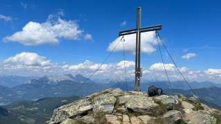 Gipfelkreuz mit Rucksack