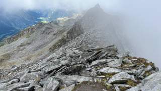 Berggrat in den Wolken
