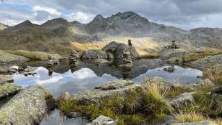 Kleiner See am Berg mit Steinmännchen