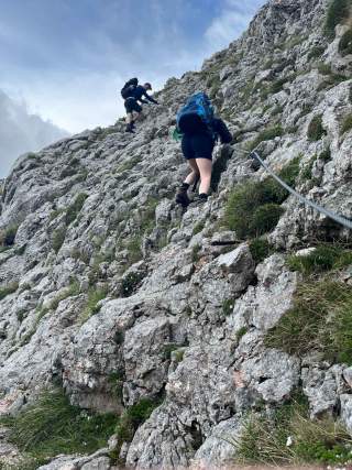 Zwei Menschen an seilversicherter Stelle am Berg