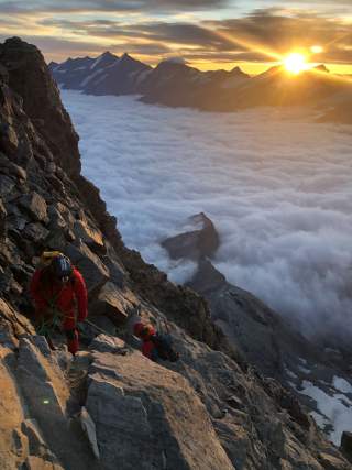 Seilschaft am Matterhorn im Sonnenaufgang