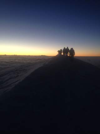 Menschen im Sonnenuntergang auf Berg