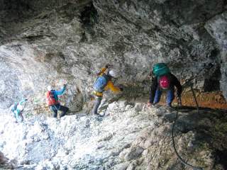 Menschen am Klettersteig durch den Stopselzieher an der Zugspitze