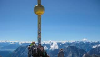Pärchen am Gipfelkreuz der Zugspitze