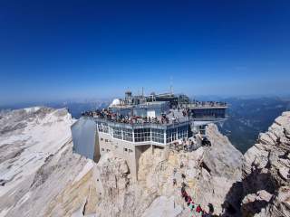 Blick vom Zugspitzgipfel auf Gipfelstation