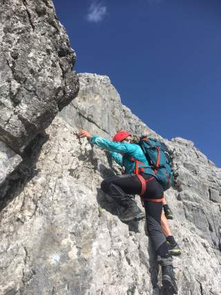 Menschen beim Klettern an steilem Fels