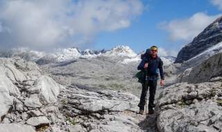 Mann in alpiner, felsiger Landschaft