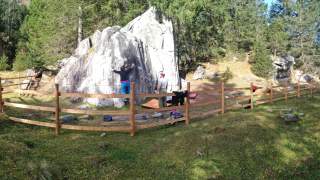 Menschen die bouldern.
