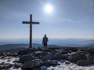 Ein bisschen Schnee und viel Aussicht auf dem Lusen. Foto: Arnold Zimprich