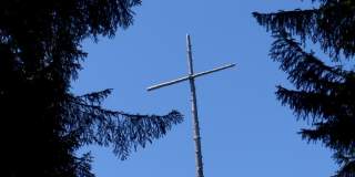 Auf den Hochschergen Gipfelkreuz in Sicht. Foto: DAV-Sektion München/Dieter Gerschwitz