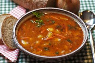 Gulaschsuppe mit Brot