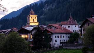 Schweizer Dorf in der Dämmerung