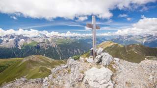 Steinerner Gipfel mit Kreuz und weiter Sicht