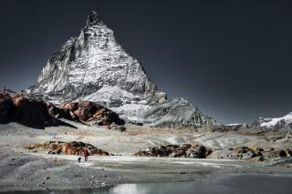 Mensch mit Labrador vor Matterhorn