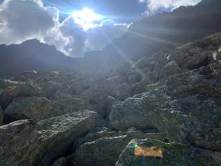 Blockgestein mit Sonnenstrahlen