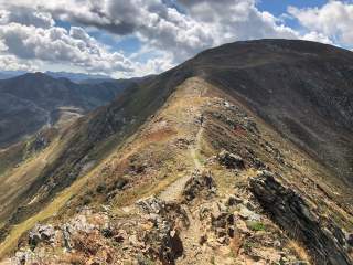 Schmaler Bergweg auf Grat