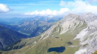 Gipfelblick auf Bergsee und Hütte