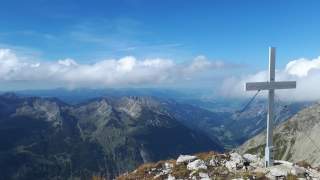 Gipfelkreuz mit Talblick
