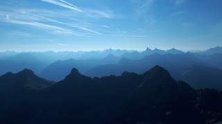 Bergsilhouetten in blauem Licht