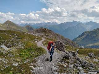 Wanderin auf Bergweg