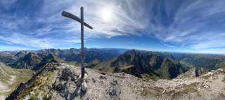 Panoramablick vom Gipfelkreuz