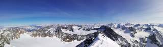 Panorama über schneebedeckte Berge