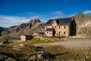 Berghütte im Sonnenschein