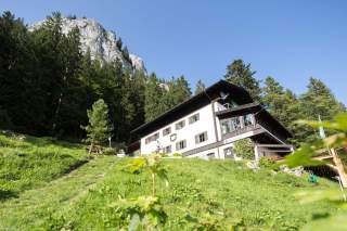 Berghütte im Sommer Berghütte im Sommer