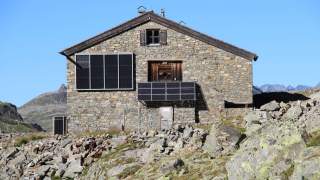 Berghütte aus Stein mit Solar