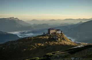 Urlaub „dahoam“: Bergsteigerdorf Ramsau Hoch über Ramsau und Berchtesgaden thront das Watzmannhaus, Foto: Axel Klemmer