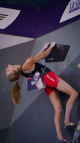 Hannah Meul freut sich am Top von W3. Foto: DAV/Franz Güntner