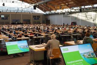 Die Hauptversammlung in der Messehalle in Friedrichshafen. Foto: Georg Hohenester