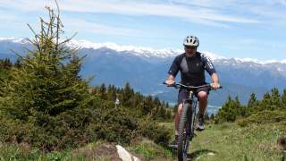 Mountainbiker in steiler Auffahrt