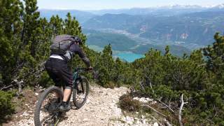 Mountainbiker in schottriger Trail-Passage