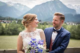 Hochzeitspaar vor Bergkulisse