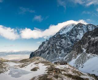 Winterliche Aussichtskanzel: Hütte in der Hohen Tatra. Foto: Lukáš Vaľko/Pixabay