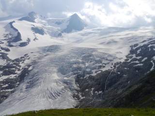 Der Schlatenkees, dahinter verschneite, vereiste Berggipfel.