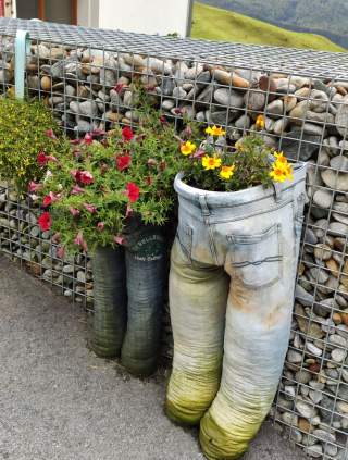 Alte Hosen als Alternative zu Blumentöpfen