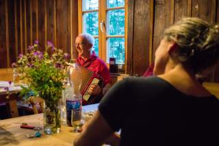Gemütliches Beisammensein am Abend. Foto: DAV/Arvid Uhlig