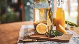 Im Bild: Sirup mit Zitronen, Salbei