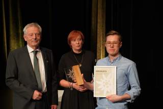 2022 wurde der Ehrenamtspreis auf der HV an das Kraxlkollektiv der Sektion Oberland verliehen. v.l.n.r.: Josef Klenner, Melanie Grimm, Maximilian Gemsjäger
