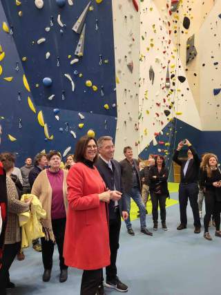 Ilse Aigner in der neuen Kletterhalle