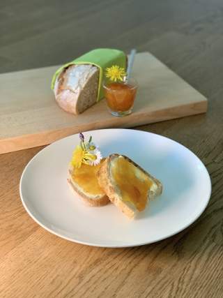 Brot mit Löwenzahn-Orangen-Marmelade