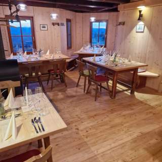 Holzvertäfelter Gastraum auf einer Berghütte