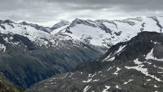 Deutlich mehr Schnee als gedacht liegt auf unserem Weg hoch zur Windbachscharte.