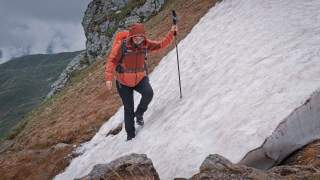 Mein Herz klopft ganz schön, als ich auf mein erstes Schneefeld trete.
