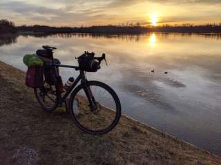 Gut bepackt am Isarstausee hinter Landshut. Foto: Arnold Zimprich